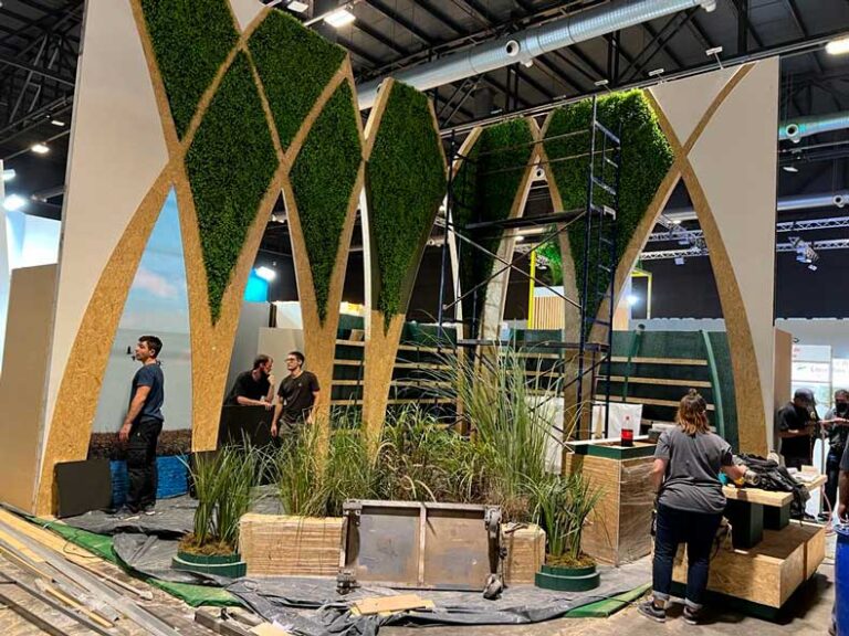 Armado del stand “Iberá” en la FIT